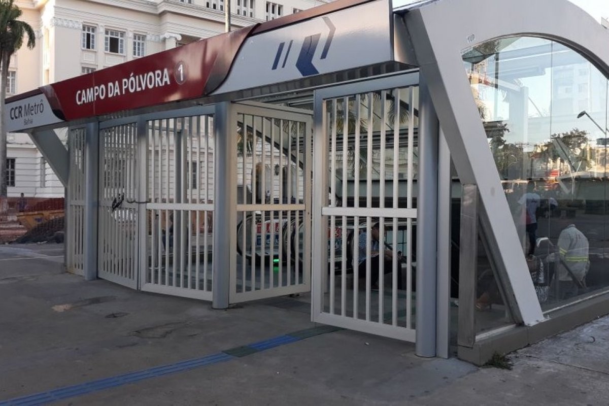 Dupla é presa em flagrante após tentativa de assalto perto da estação Campo da Pólvora, em Salvador