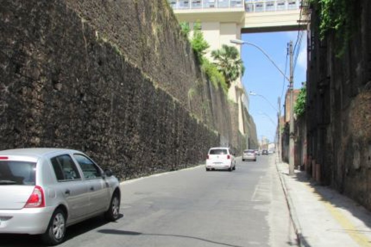 Ônibus com cerca de 30 passageiros é assaltado no Comércio, em Salvador