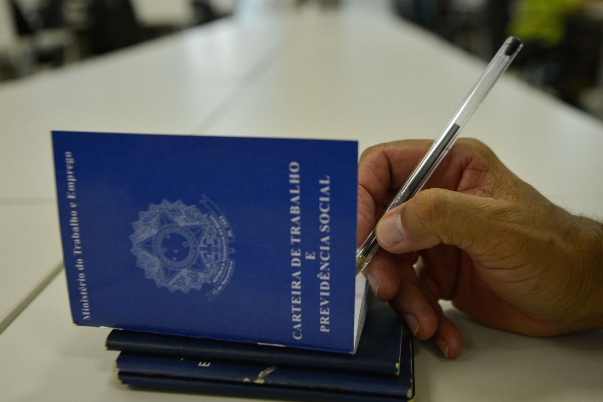 Brasil registra saldo positivo de emprego pelo quinto mês consecutivo
