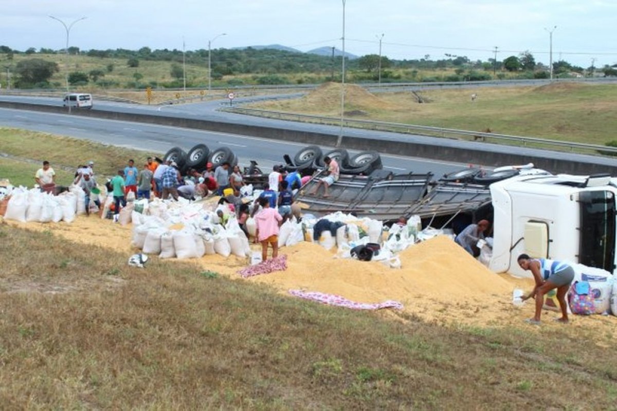 Dois caminhões tombam em rodovia na região de Feira de Santana