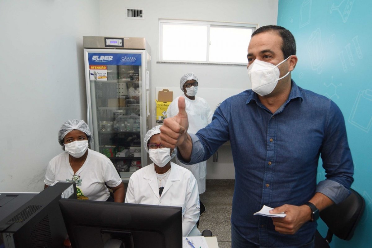 Bruno Reis recebe 2ª dose da vacina contra a Covid-19 e pede que população complete imunização