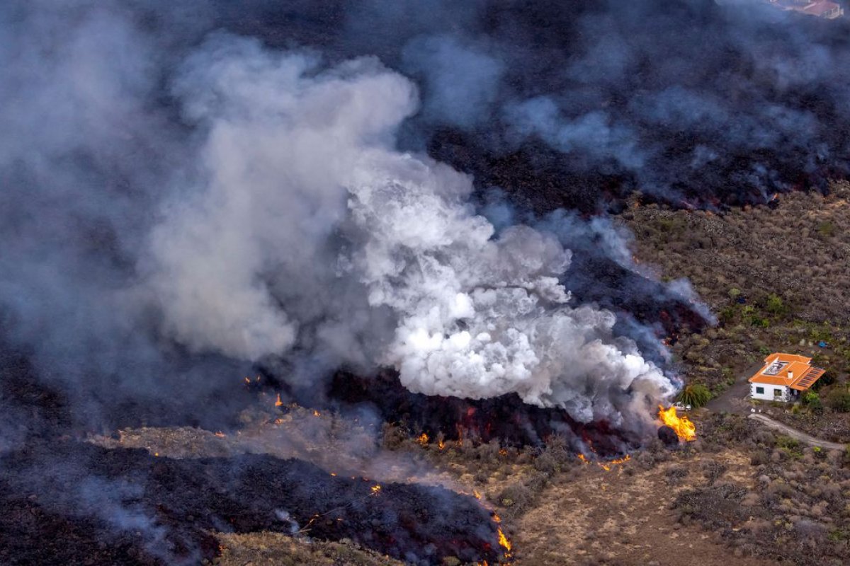 Vulcão de La Palma, na Espanha, volta a lançar cinzas após breve calmaria