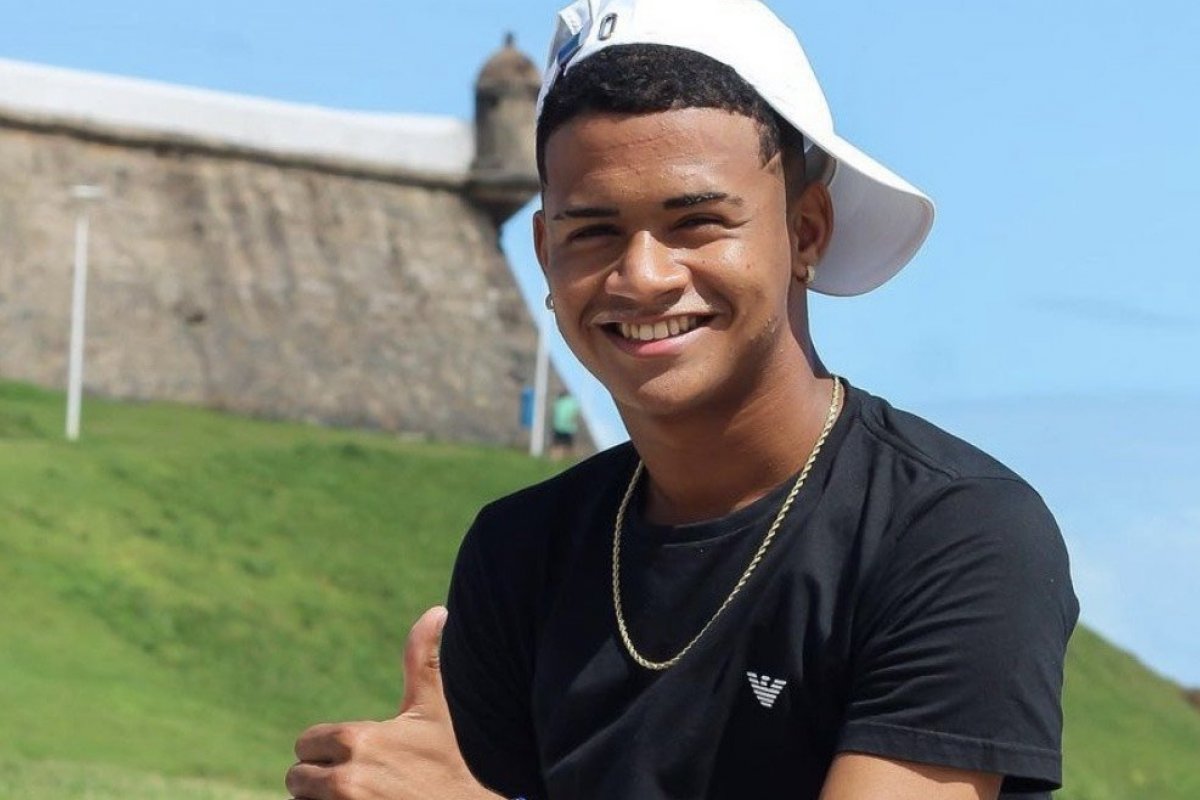 Humorista e Digital Influencer Tiago Souza lança hit com banda O Maestro