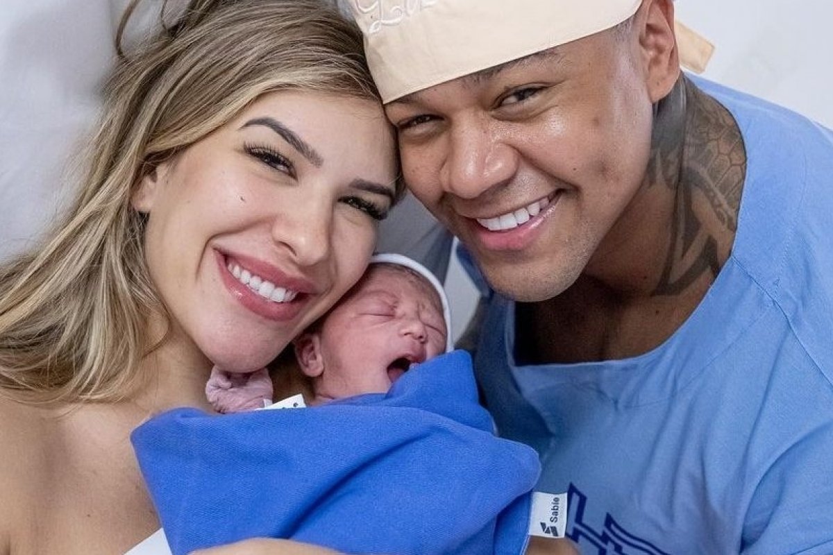 Felizes da vida, Lore Improta e Léo Santana deixam maternidade com a filha, Liz