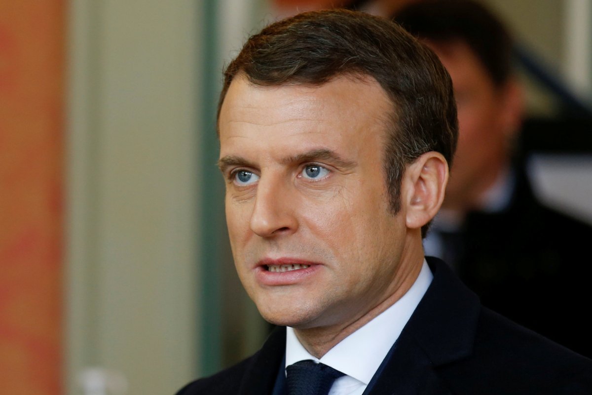 Jovem que jogou ovo em Macron é internado em clínica psiquiátrica 
