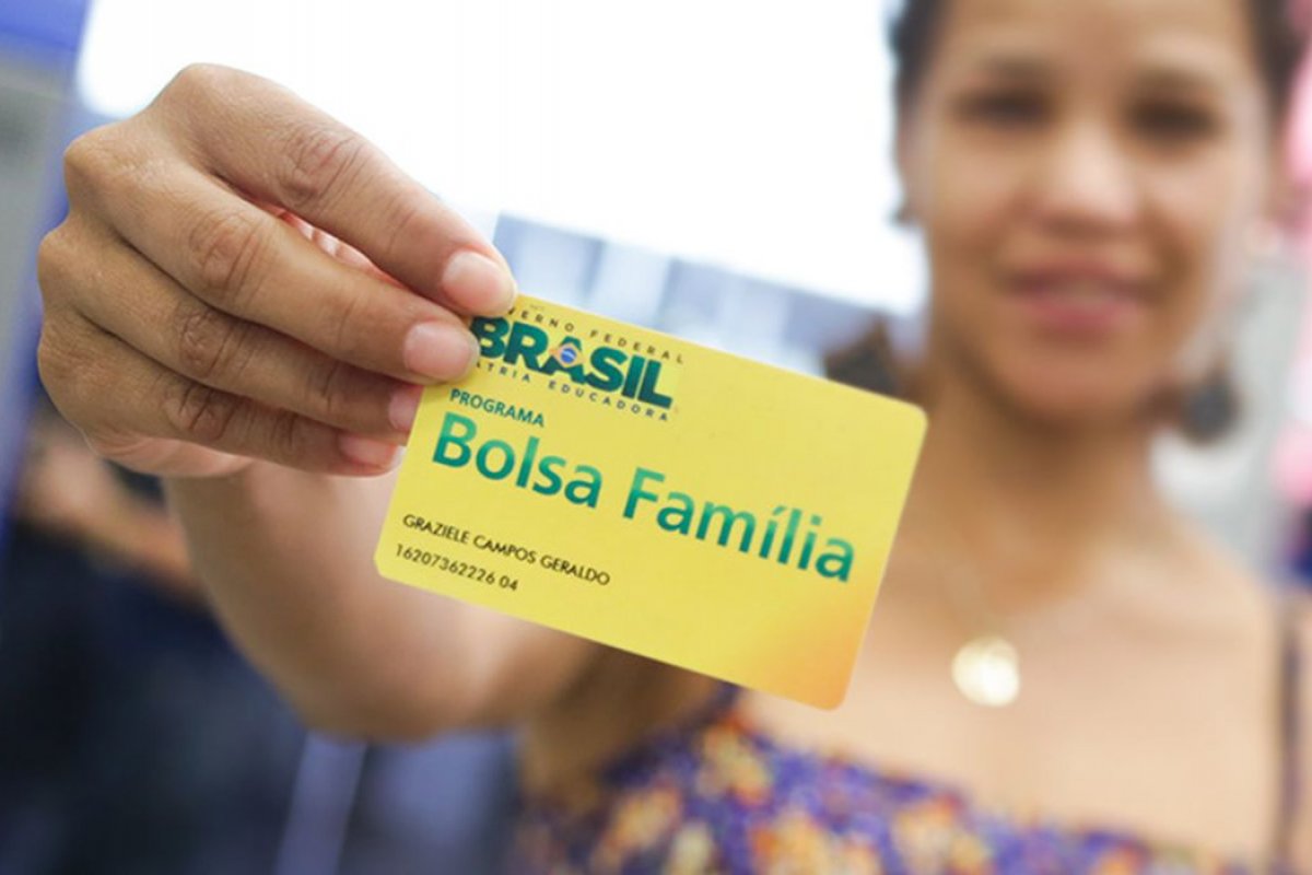 Parado no Congresso, Auxílio Brasil deixa 2,2 mi de famílias na fila do Bolsa Família