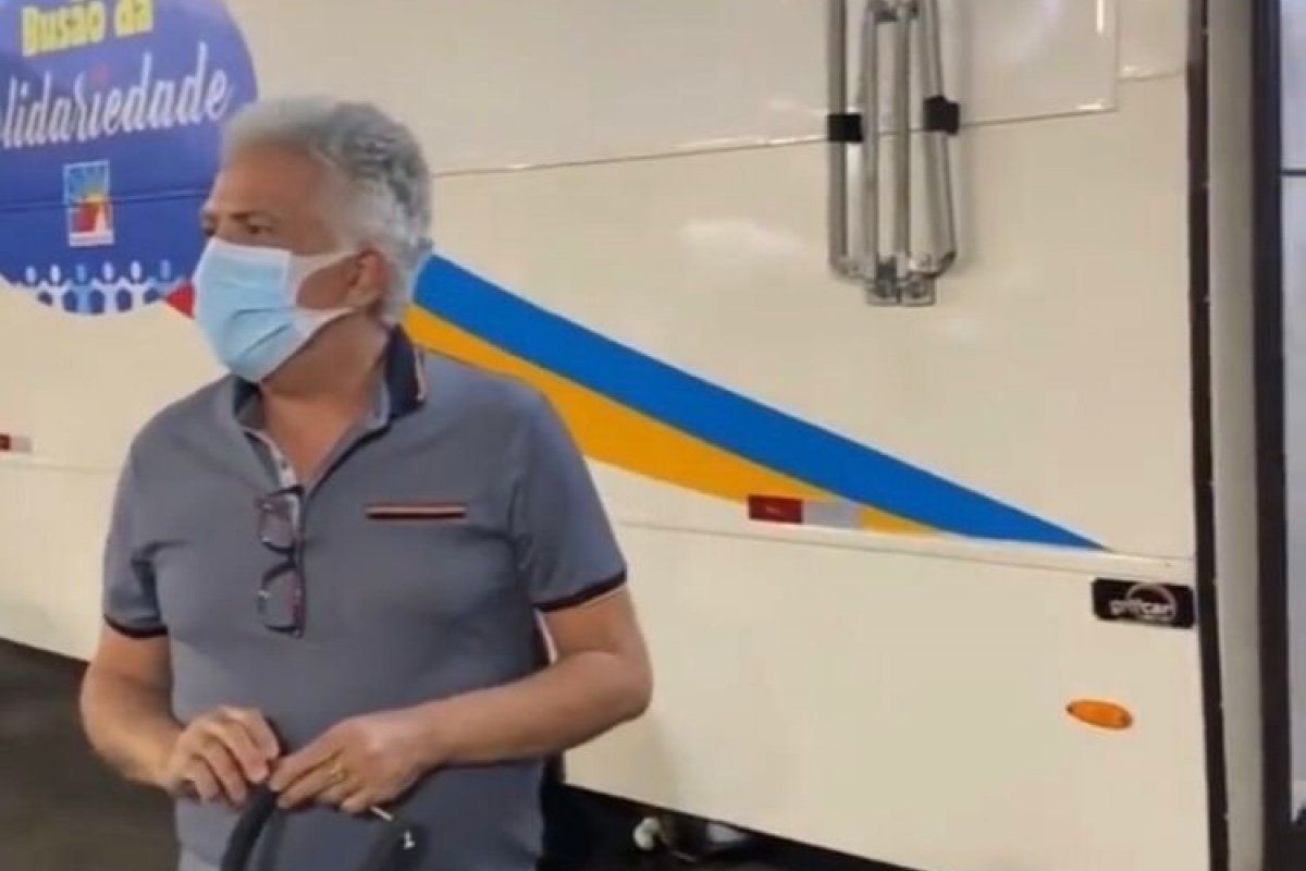 Vídeo: projeto em ônibus oferece banho, refeição e cuidados a pessoas em situação de rua de Salvador