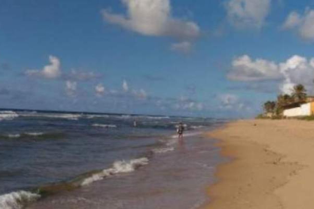 Homem morre após se afogar na praia de Ipitanga, em Lauro de Freitas