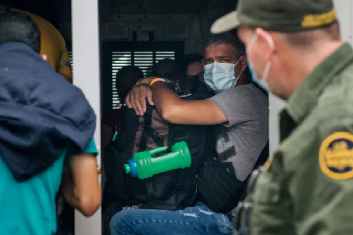 EUA passarão a enviar dois voos semanais com brasileiros deportados 
