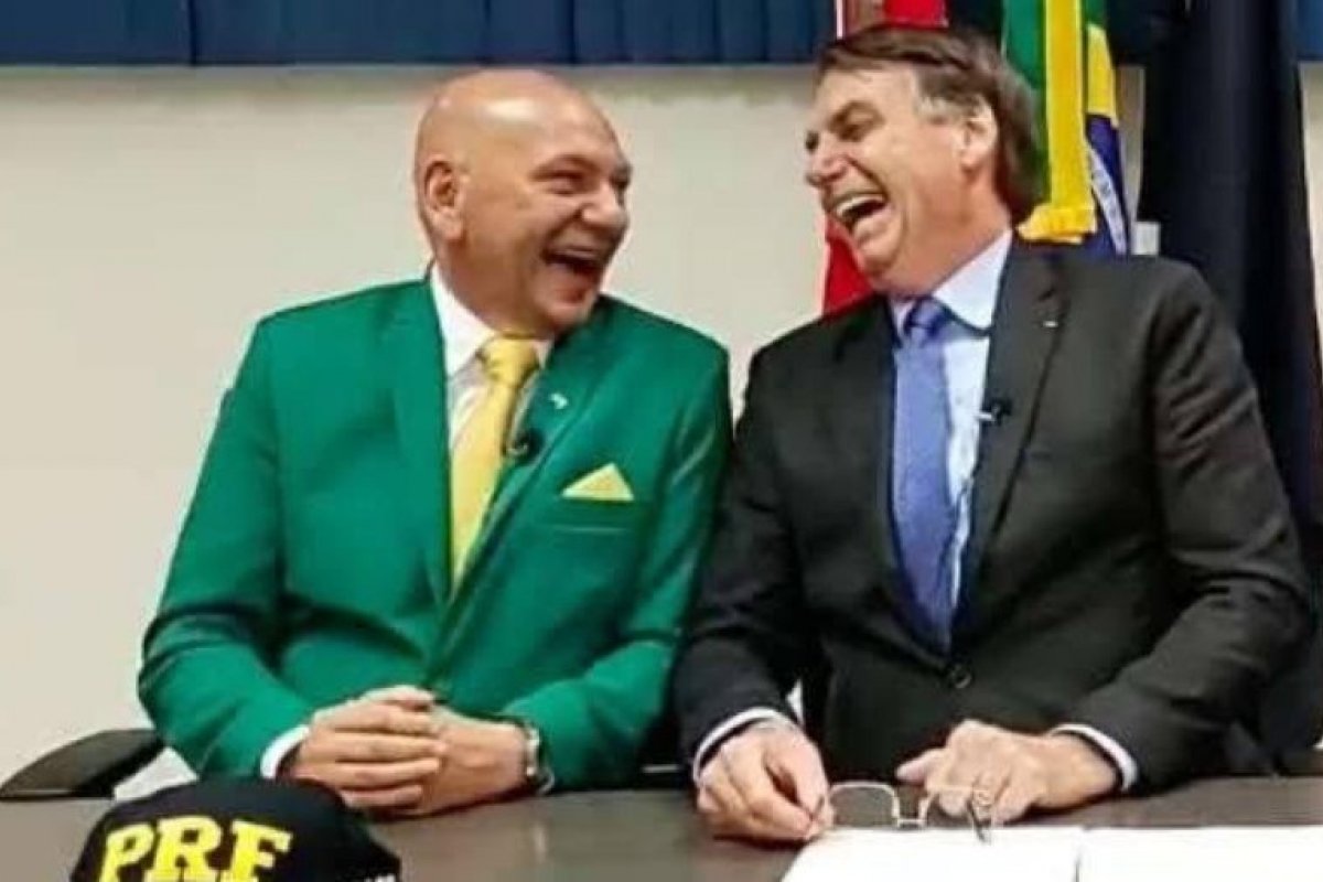 Um dia após depoimento na CPI, Bolsonaro posta foto rindo com Hang