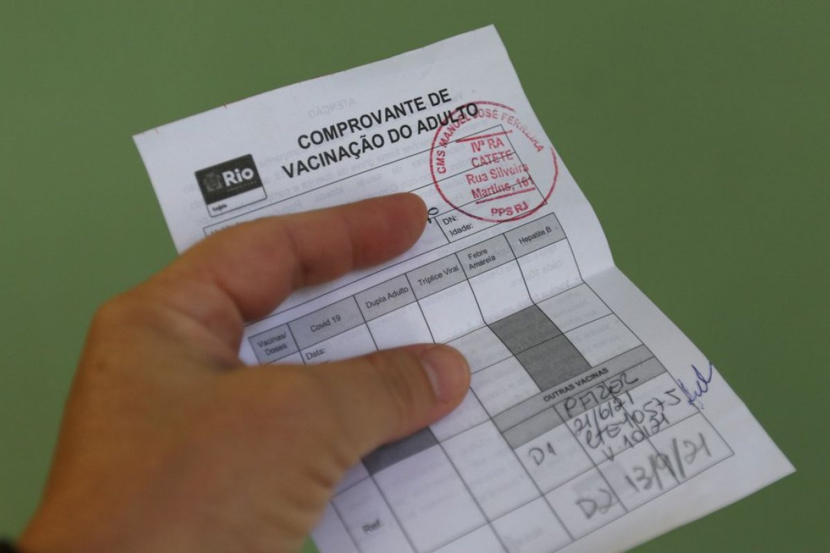 Fux restabelece decreto que exige 'passaporte da vacinação' no Rio 