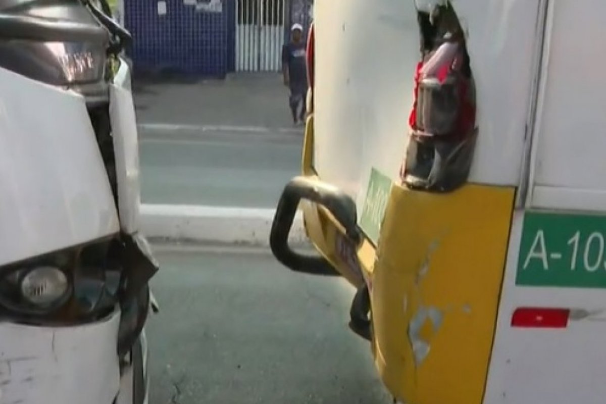 Acidente entre dois micro-ônibus deixa ao menos cinco passageiros feridos no bairro de Itapuã