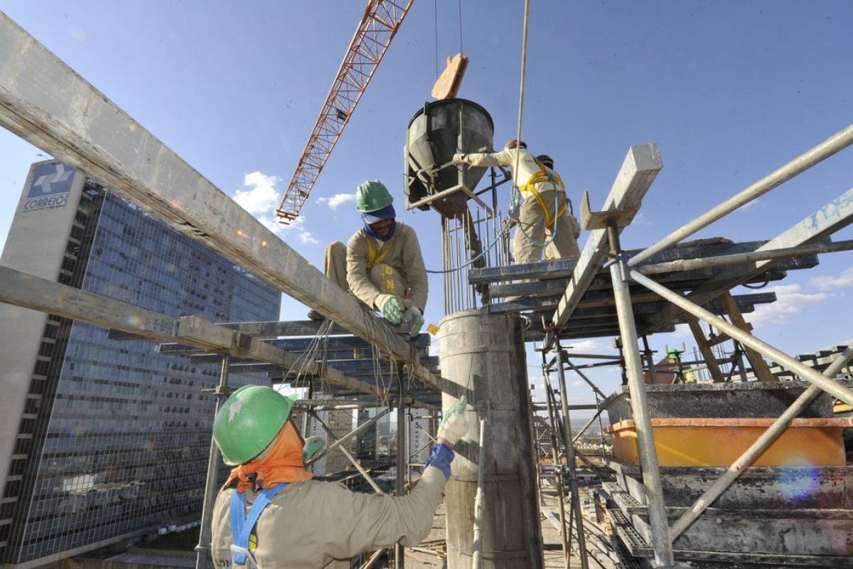 Construção civil contrata mais em 2021, mas salários estão cada vez menores 
