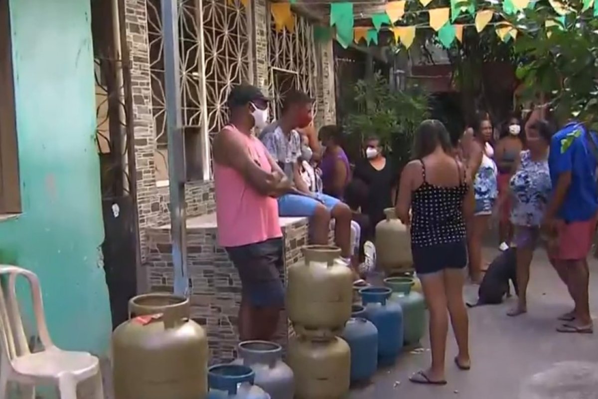 Moradores do Arenoso amanhecem na fila para comprar botijão a R$ 50, em Salvador