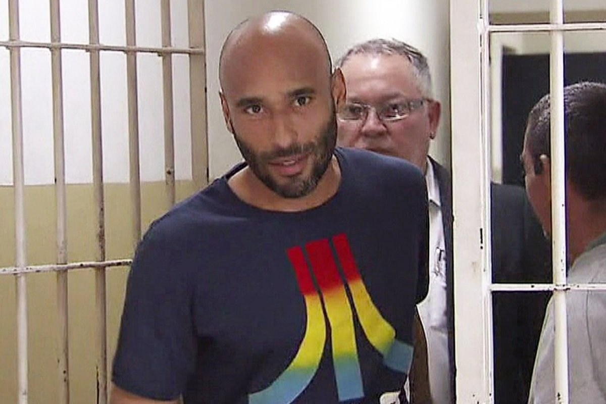 Ex-goleiro Edinho consegue benefício e deixa prisão em SP