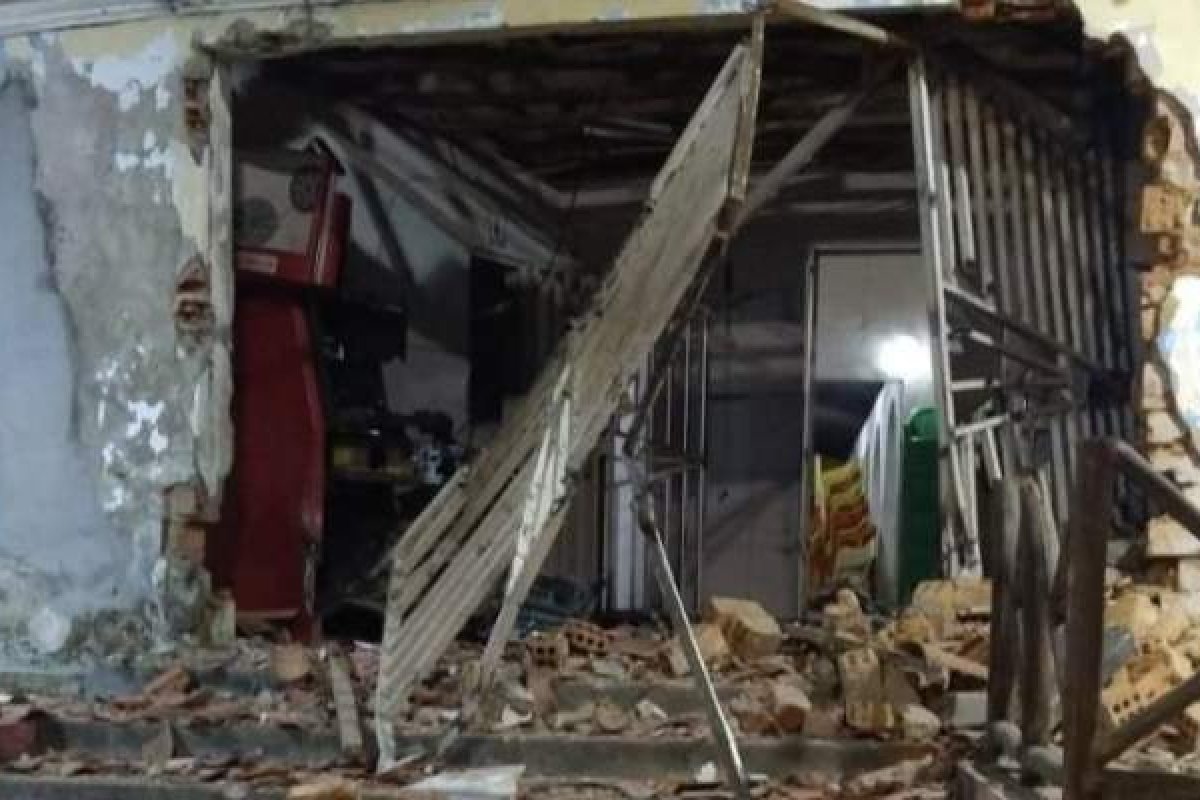 Bandidos explodem caixa eletrônico no Mercado Municipal de Itaparica 