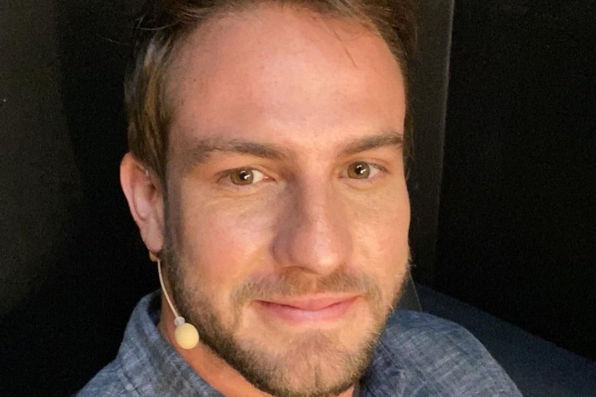 Apresentador da CNN Brasil assume que é gay e apresenta namorado 