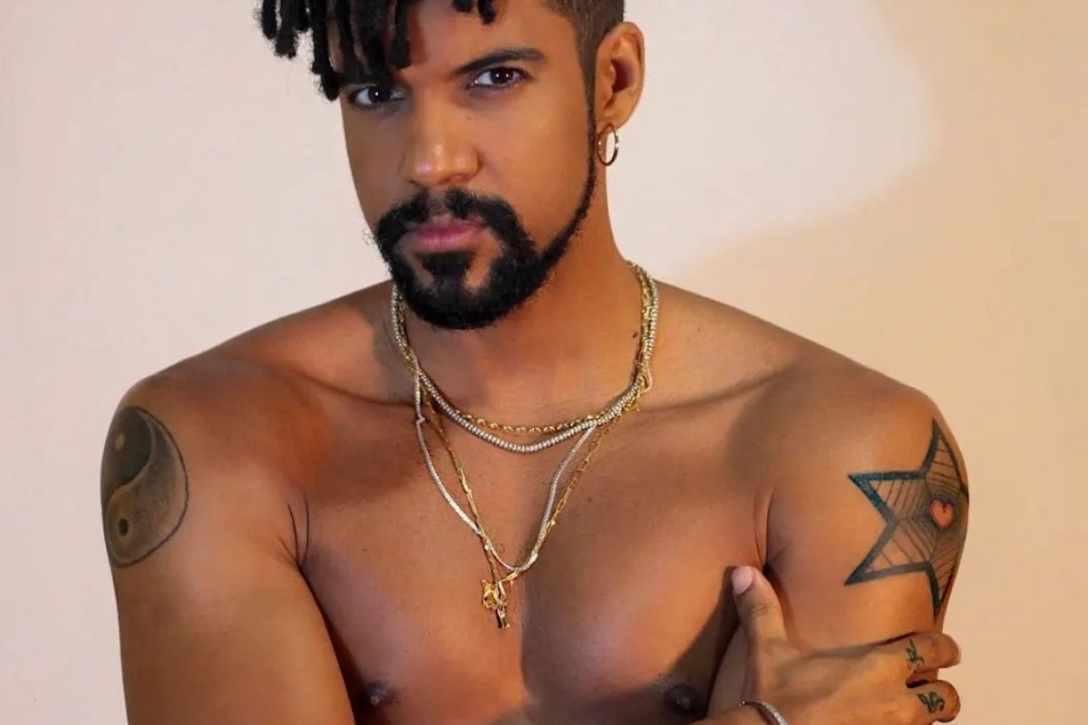 Vinicius D'Black posta foto de ensaio provocante e agita a web 