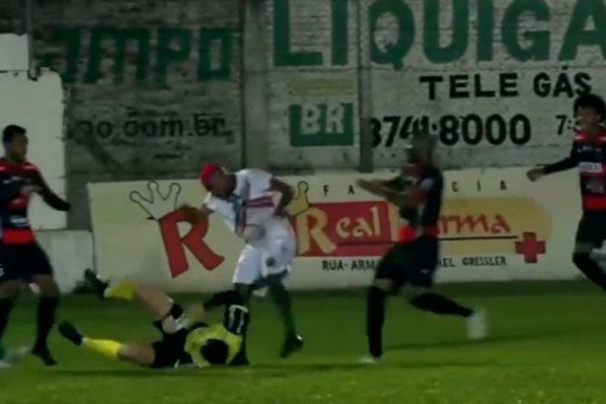 Psicólogo faz análise sobre personalidade psicótica do jogador que desferiu um soco no árbitro 