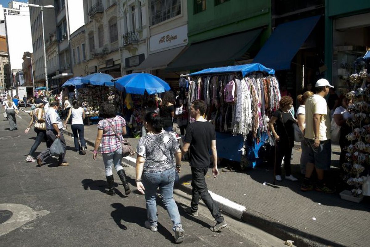 Postos de trabalho crescem no país puxados pela informalidade