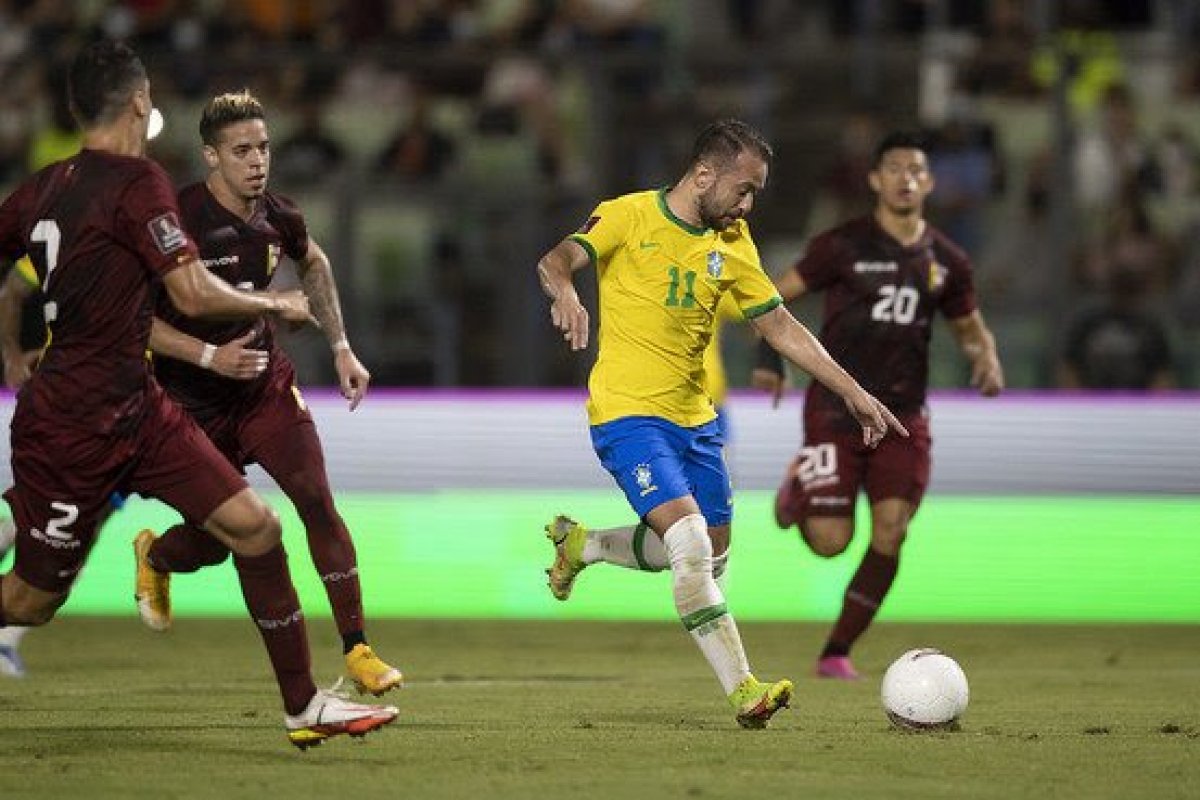 Brasil bate Venezuela de virada e segue 100% nas Eliminatórias