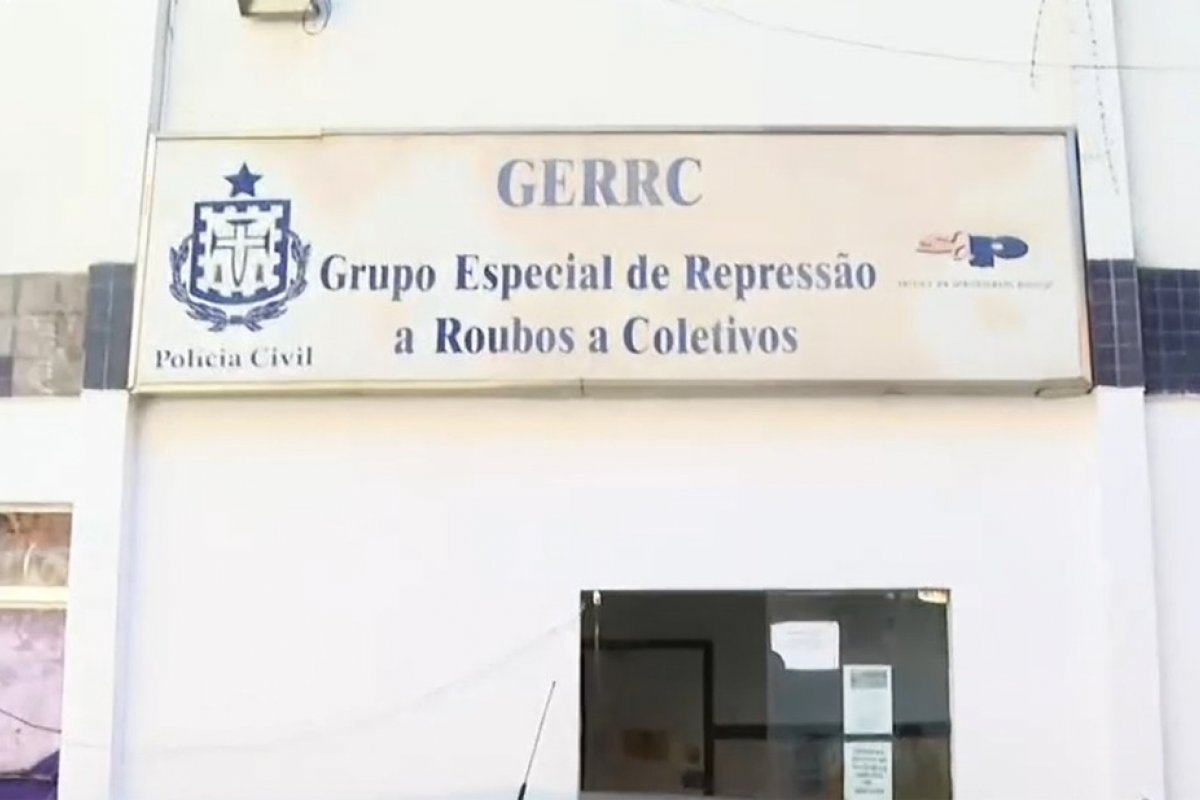 Homens armados assaltam ônibus em bairros de Salvador