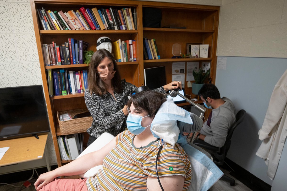 Mulher trata depressão usando implante cerebral elétrico nos Estados Unidos