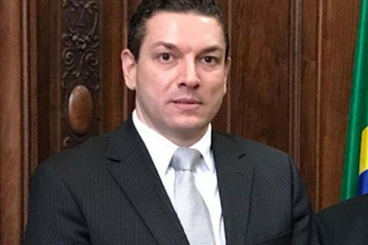 Diretor da PF afasta delegado que coordena área que investiga filho de Bolsonaro