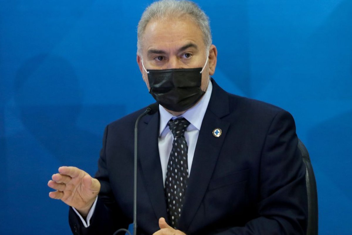 Marcelo Queiroga compara uso de máscara ao de preservativo