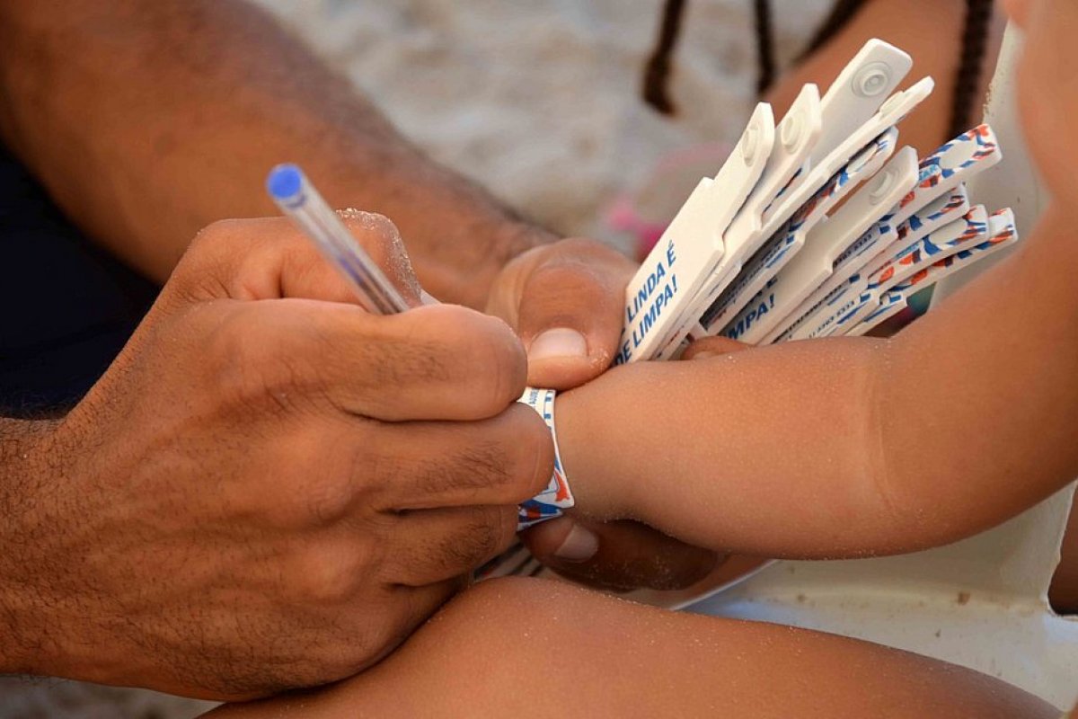 Mais de 3 mil pulseiras são entregues para crianças nas praias de Salvador