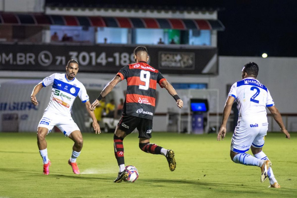 Vitória perde para o Confiança e vê a Série C mais perto