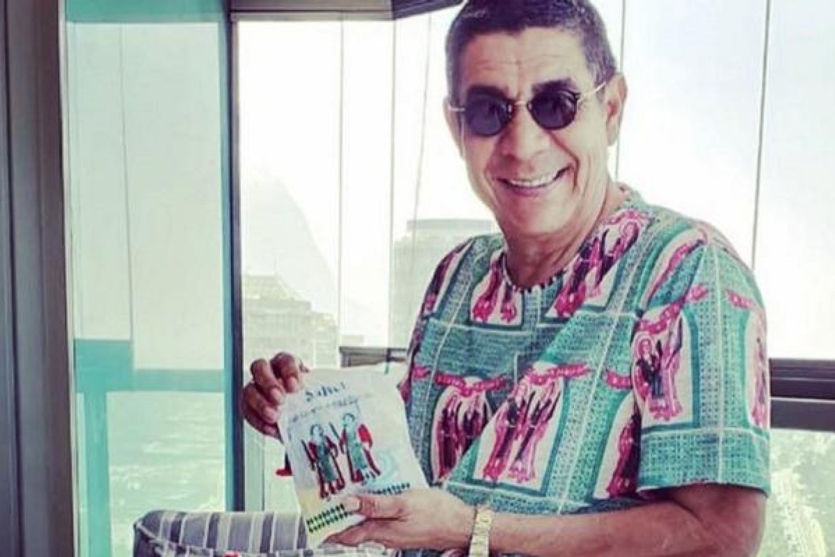Zeca Pagodinho distribui doces para crianças no dia de Cosme e Damião 