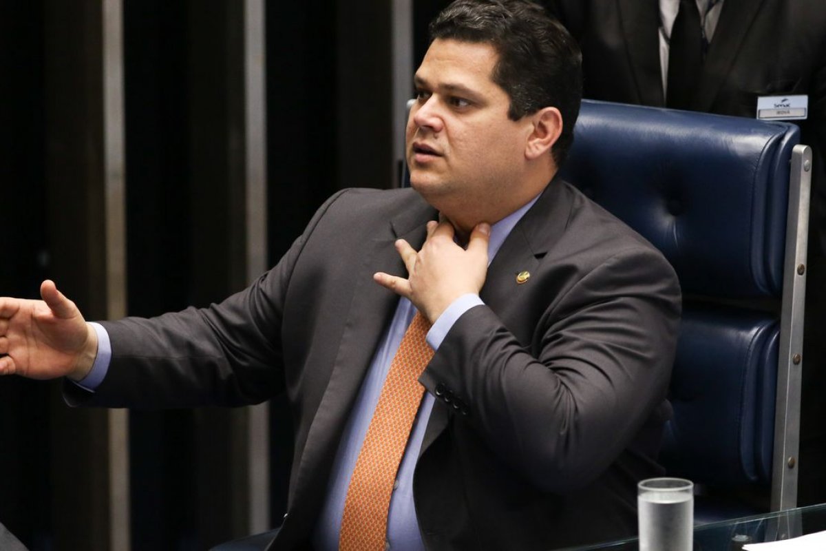 Alcolumbre receberia apoio para atrasar sabatina de André Mendonça no Senado, diz TV