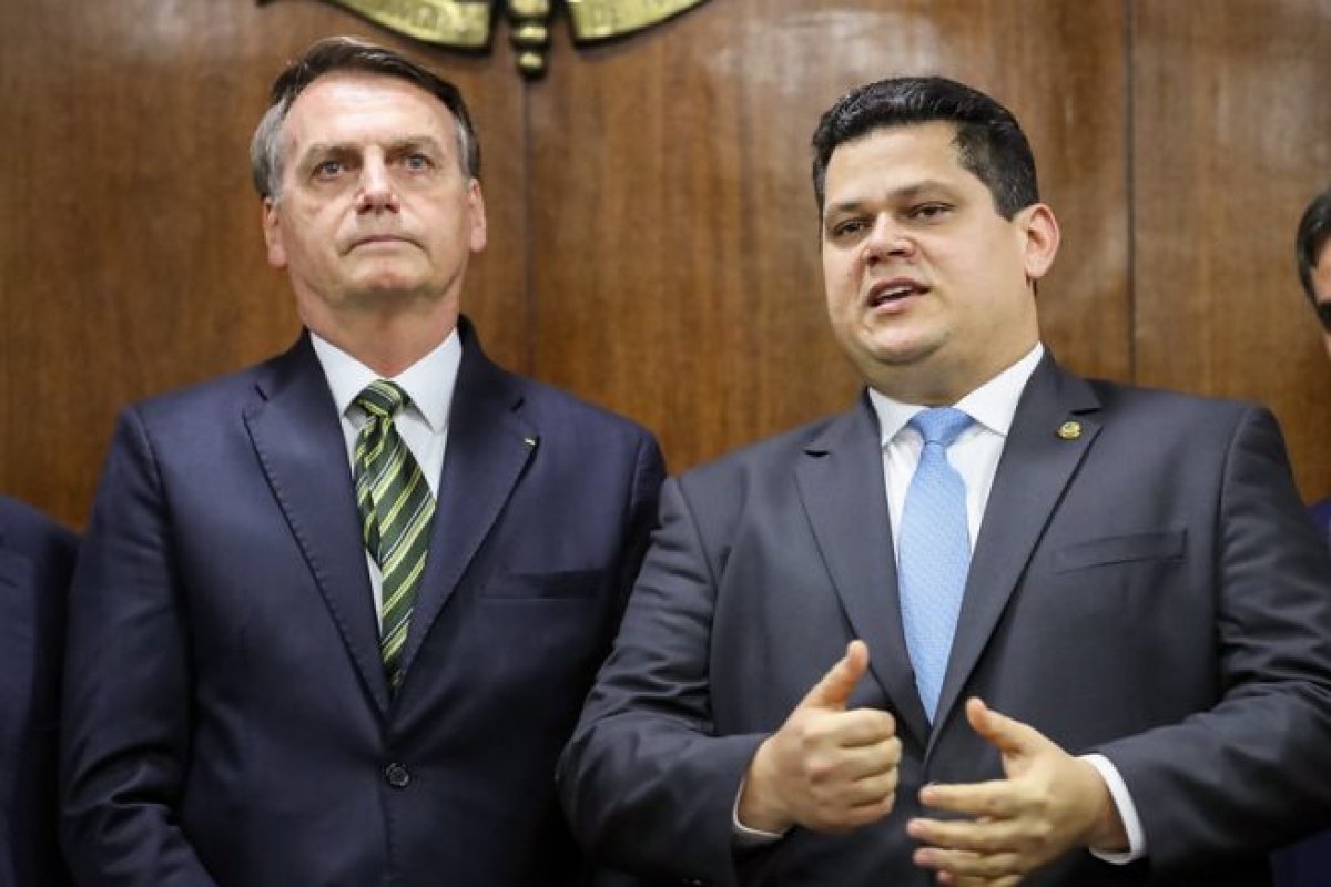 “O que Alcolumbre está fazendo não se faz”, diz Bolsonaro sobre Mendonça no STF