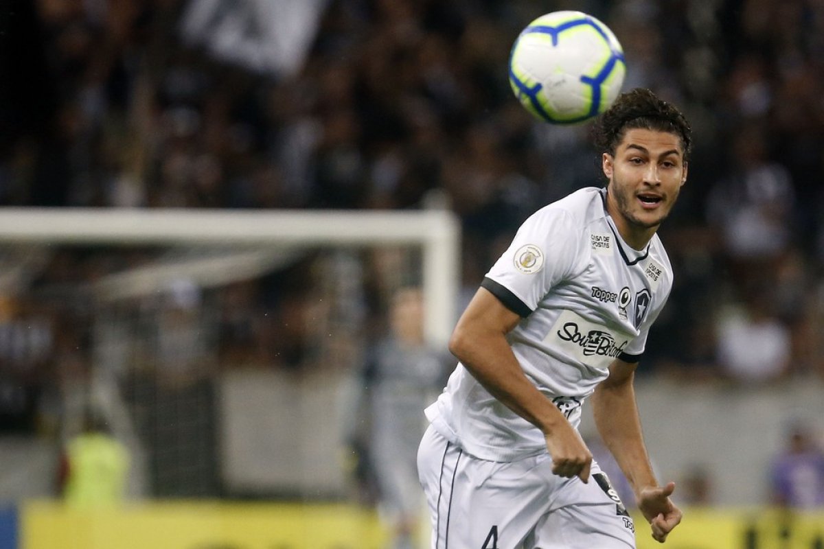 Lateral do Botafogo é convocado para lugar de Danilo na Seleção