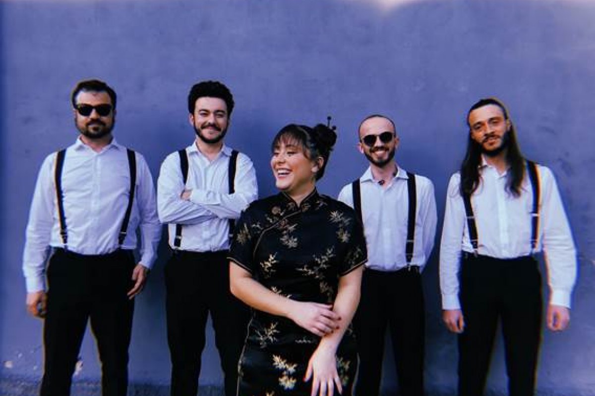  Fantástico Caramelo estreia com o álbum  "Em Quatro Três Dois”