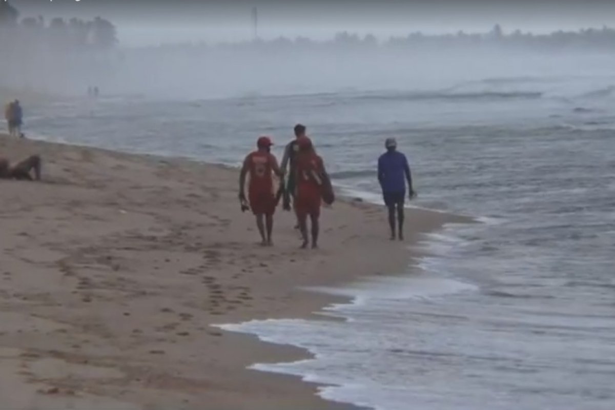 Bombeiros procuram homem que desapareceu  na praia de Ipitanga, em Lauro de Freitas