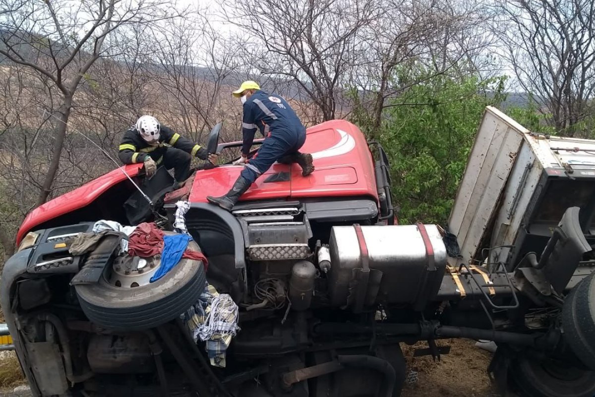  Bombeiros resgatam vítimas com vida presas às ferragens na Serra do Saco, em Barreiras