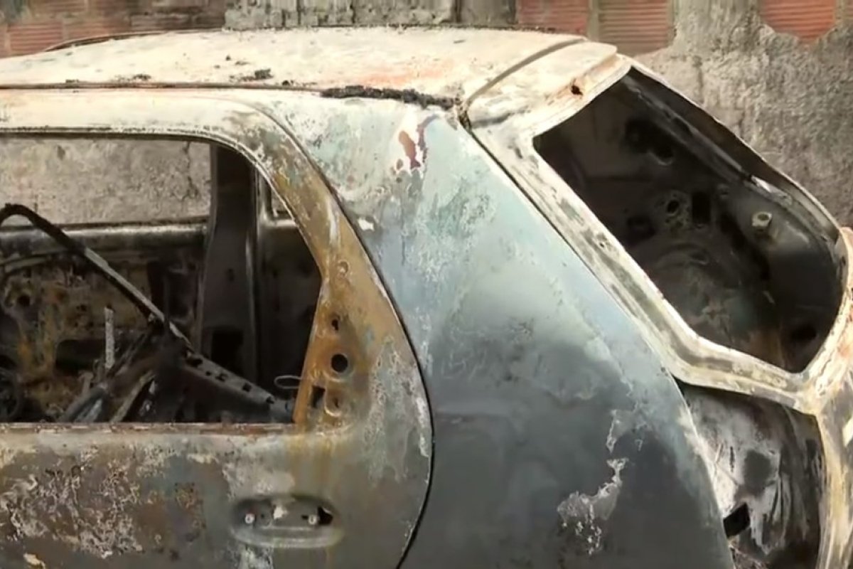 Carro abandonado é destruído por incêndio no bairro da Federação, em Salvador