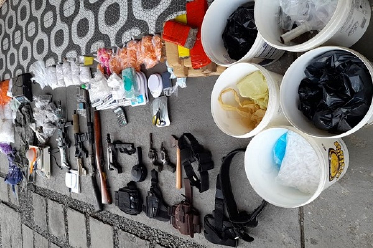 Rondesp apreende fuzis e submetralhadora  no bairro do Arenoso, em Salvador