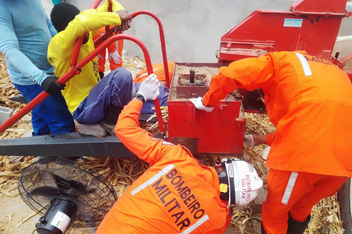Bombeiros resgatam homem que teve perna presa em máquina de triturar trigo