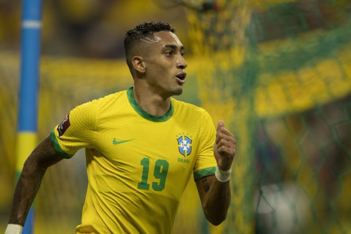 Raphinha brilha e Seleção goleia Uruguai no reencontro com a torcida nas Eliminatórias