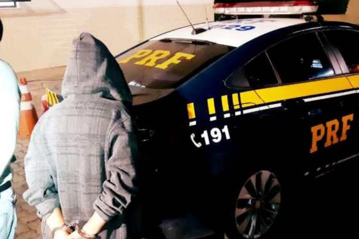 Casal foragido apresenta documentação falsa e acaba preso pela Polícia 