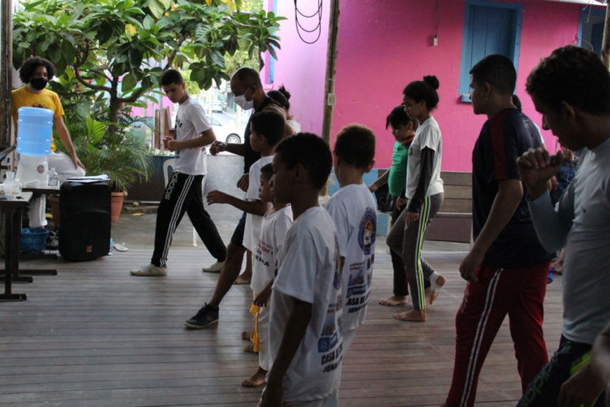 Grupo de capoeira Raízes de Macuco realiza espetáculo em Buerarema