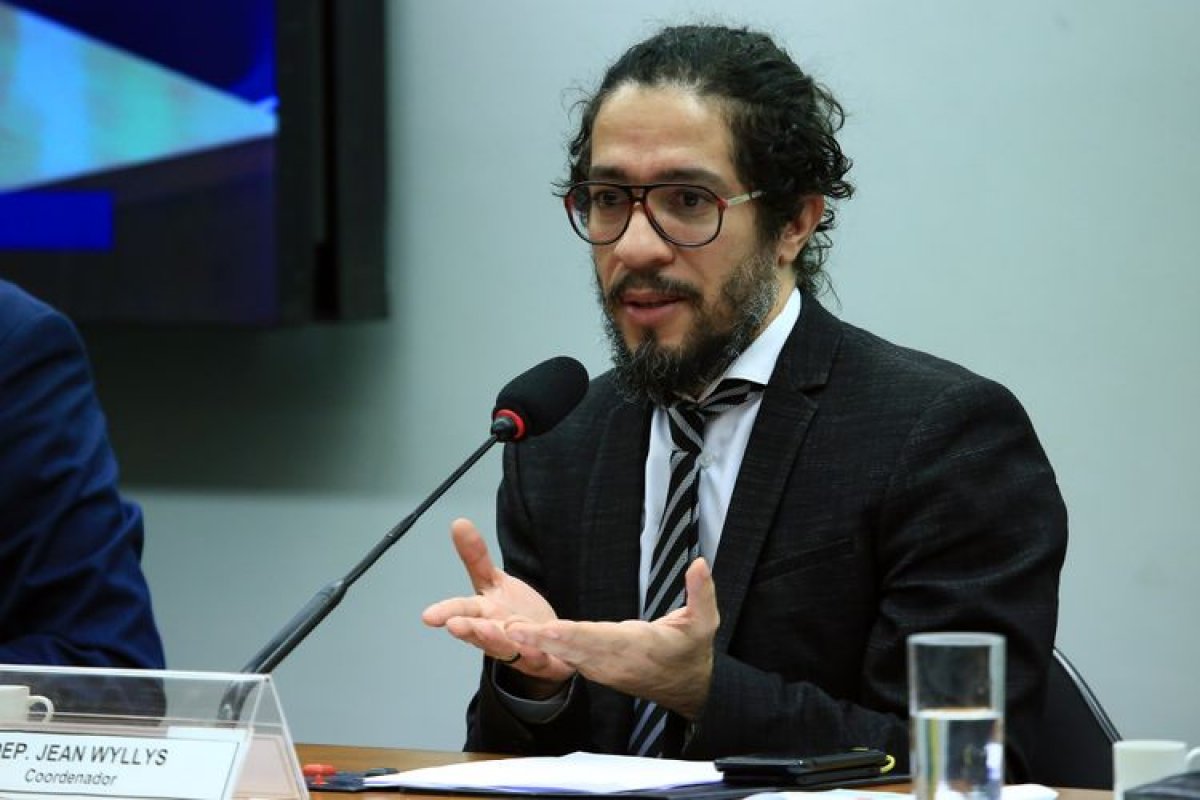 "Militante antipetista de direita travestida de jornalista", afirma Jean Wyllys sobre Vera Magalhães