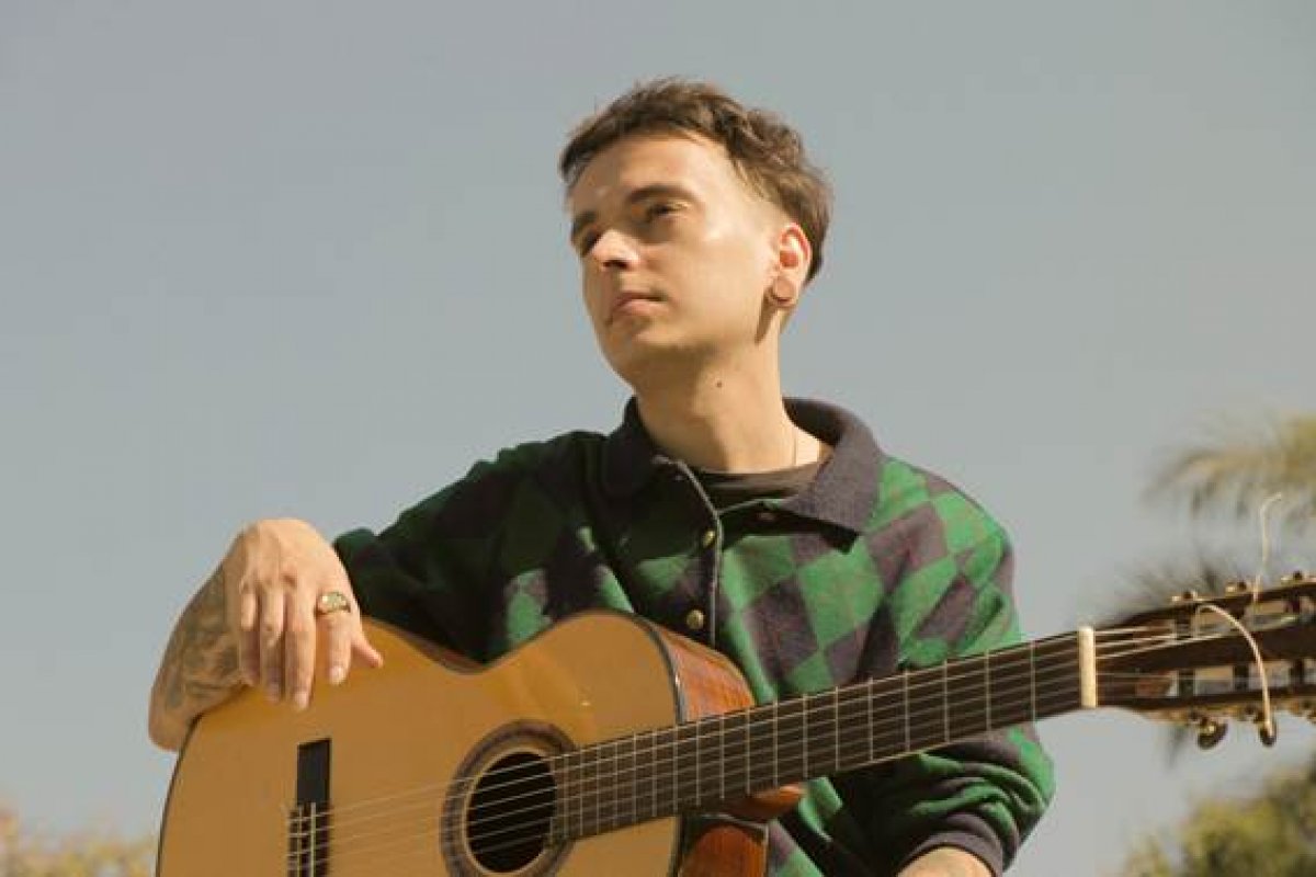 'Rédeas Soltas', novo clipe de Agê estreia hoje (16) marcando o início do seu projeto solo 