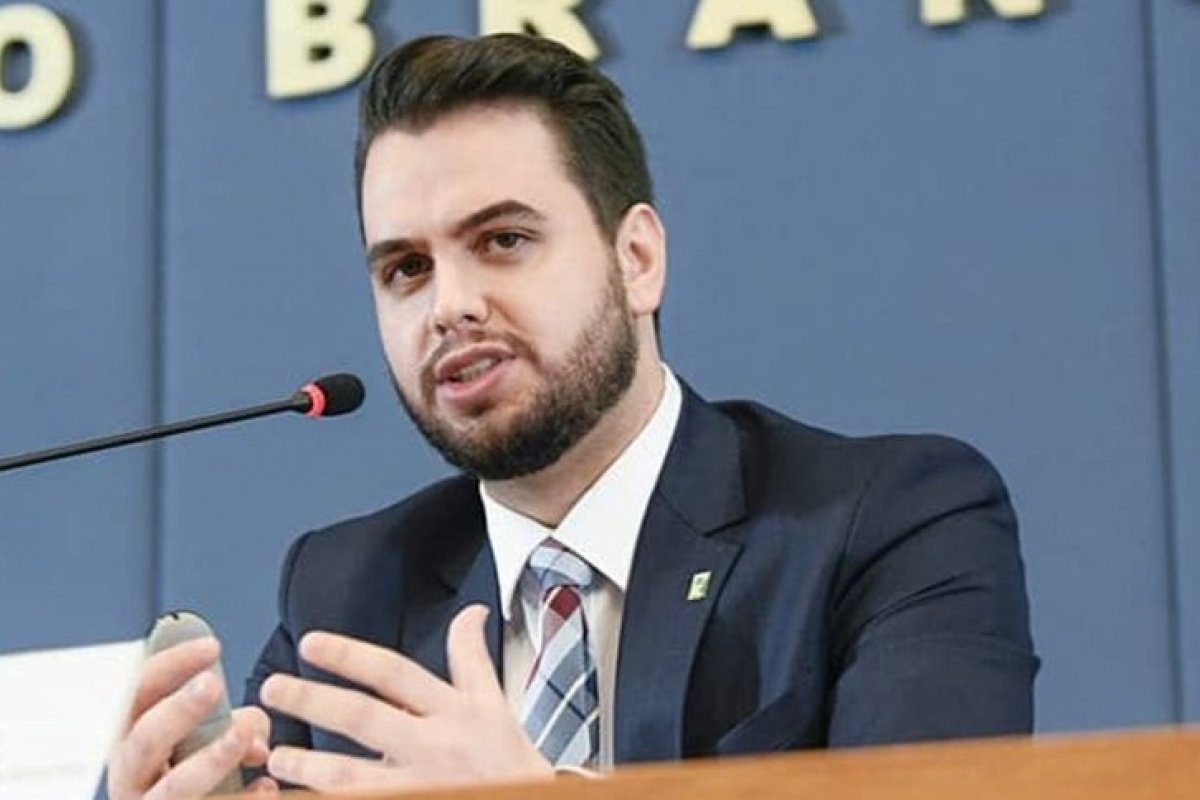 Assessor de Bolsonaro é absolvido pela Justiça do DF após acusação de racismo