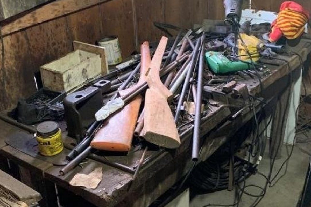 Em Ibirataia, polícia encontra fábrica clandestina de armas 