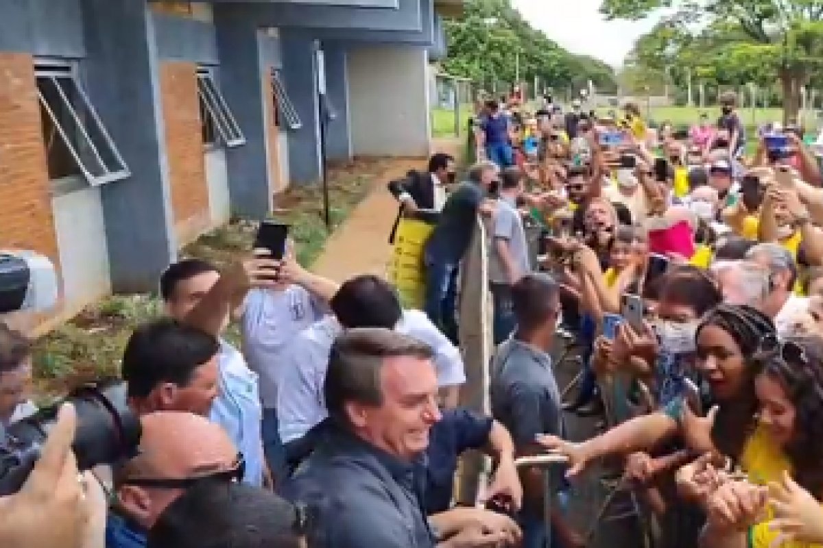 Vídeo: Bolsonaro desembarca em Minas Gerais aos gritos de “mito”