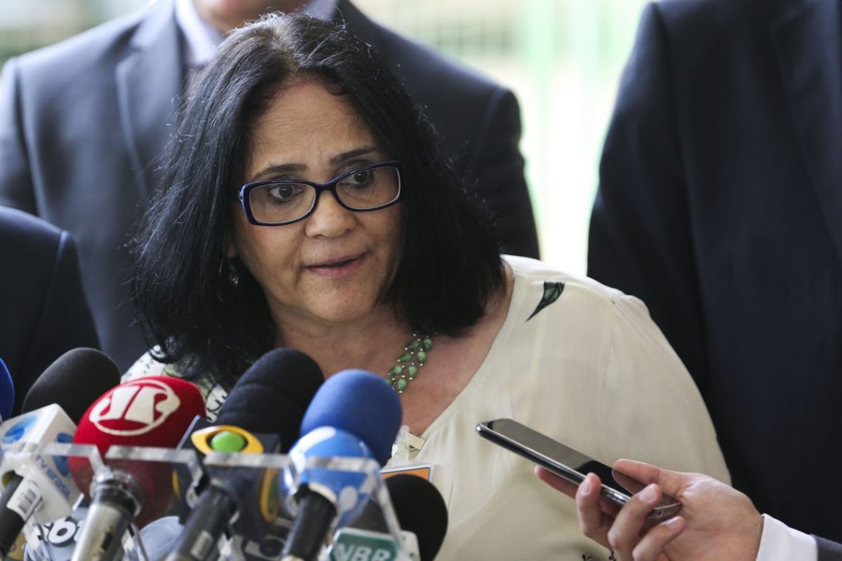 Ministra Damares defende aumento de licença maternidade no país